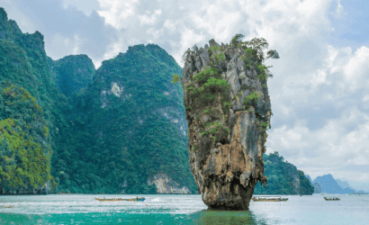 Viaggio emozionante verso la Thailandia, destinazione Kata Beach. Valigia piena di entusiasmo, costume da bagno e occhiali da sole. Sorrisi mentre si prenota il Kata Palm Resort & Spa per una vacanza da sogno. Mare cristallino, spiagge bianche e relax totale ti aspettano a Phuket. Il viaggio perfetto per staccare dal lavoro e ricaricarsi al sole