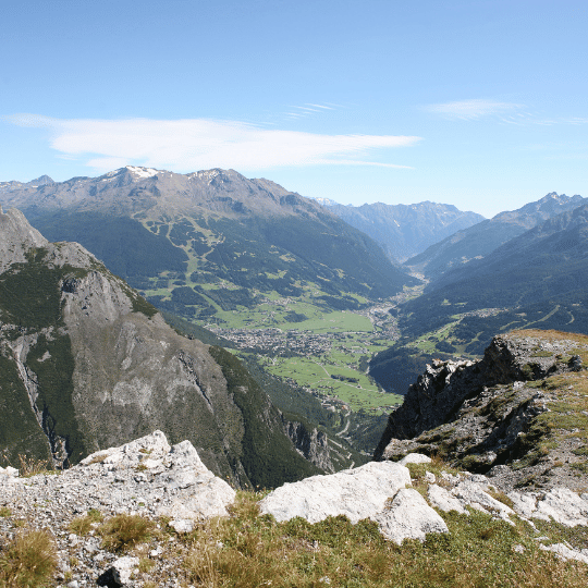 Viaggio alpino attraverso la Valtellina lombarda. Escursione tour in bus verso Lago di Como, Trenino Rosso Bernina e St. Moritz con atmosfere natalizie e paesaggi mozzafiato.