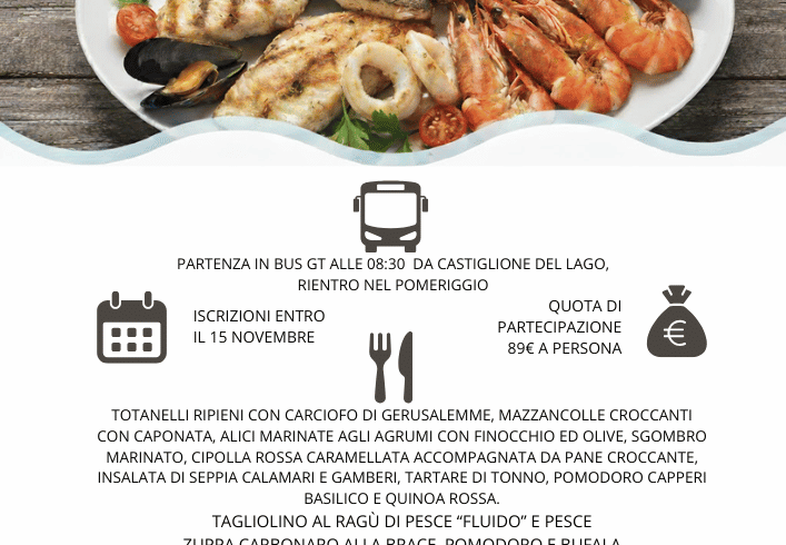 Volantino promozionale per un 'Pranzo di Pesce a Fano' organizzato l'8 Dicembre 2025 da Trasimeno Viaggi e Perfect Wellness & Fitness Club. L'immagine centrale mostra un grande piatto di frutti di mare grigliati (pesce, gamberi, cozze, calamari) su un tavolo di legno, con lo sfondo del mare azzurro. Sotto, in piccole sezioni, sono riepilogati il programma, la quota di partecipazione di €89,00, il menù (antipasti, primi, secondi, dolce e bevande) e i contatti per info e prenotazioni