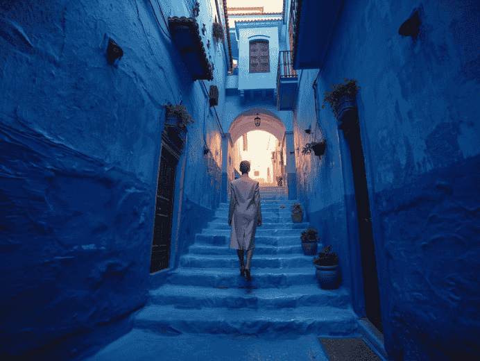 Un vicolo deserto e suggestivo interamente dipinto di blu a Chefchaouen, Marocco.