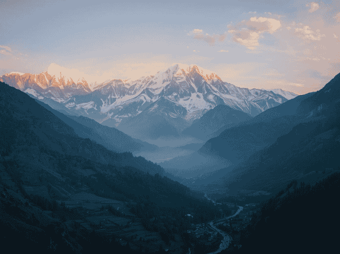 Panorama mozzafiato delle vette dell'Himalaya in Uttarakhand all'alba, meta del viaggio esclusivo e sostenibile organizzato da Trasimeno Viaggi.